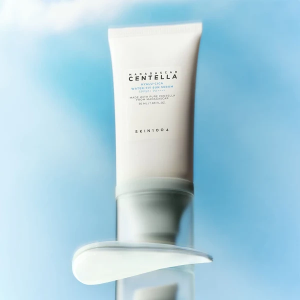 Skin1004 Madagascar Centella HYALU-CICA Water-Fit Sun Serum - Lekki nawilżający SPF 15ml