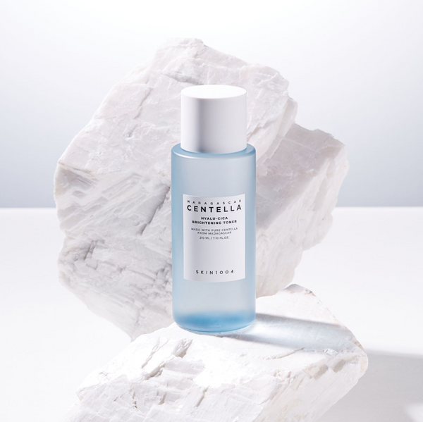 Skin1004 Madagascar Centella Hyalu-Cica Brightening Toner - Rozjaśniająco-nawilżający tonik do twarzy 210ml