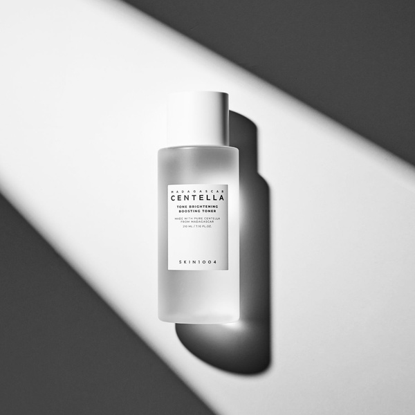 Skin1004 Madagascar Centella Tone Brightening Boosting Toner - Rozjaśniający tonik do twarzy 210ml